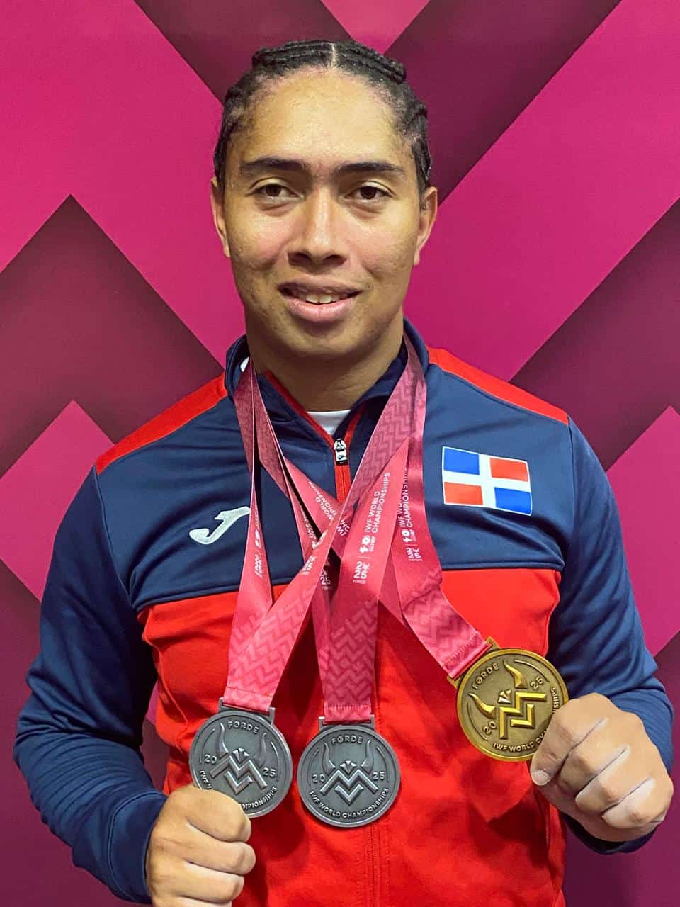 Lee más sobre el artículo YUDELINA MEJÍA HACE HISTORIA: PRIMERA DOMINICANA EN GANAR ORO EN UN MUNDIAL DE HALTEROFILIA.
